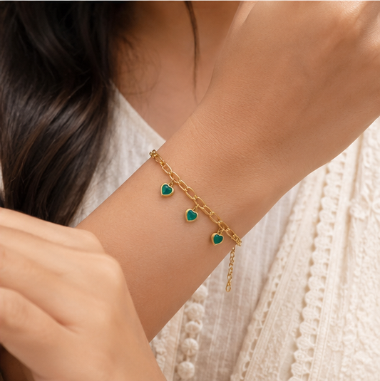 Elegant Heart Charm Gold Bracelet – Green Enamel Dangle Design