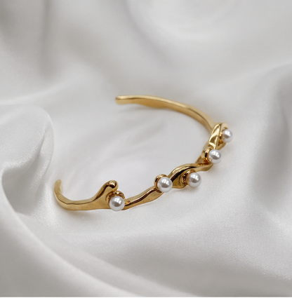 Elegant Pearl Wave Bracelet